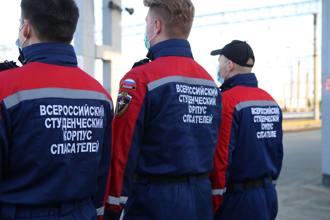 Надпись «Всероссийский студенческий корпус спасателей» на спине комбинезона